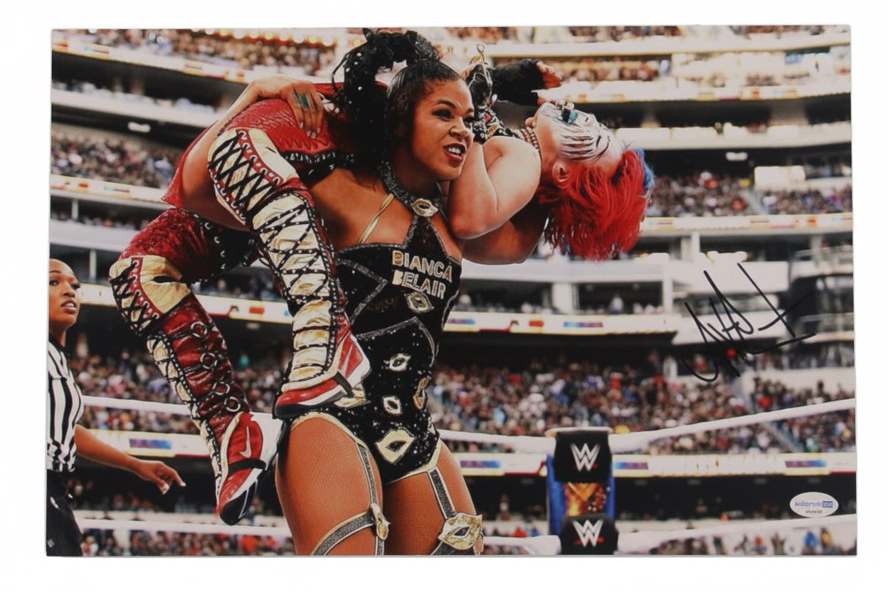 Bianca Belair Signed WWE 11x17 Photo (ACOA) – Action-Motiv mit Echtheitszertifikat - Cardframes.de