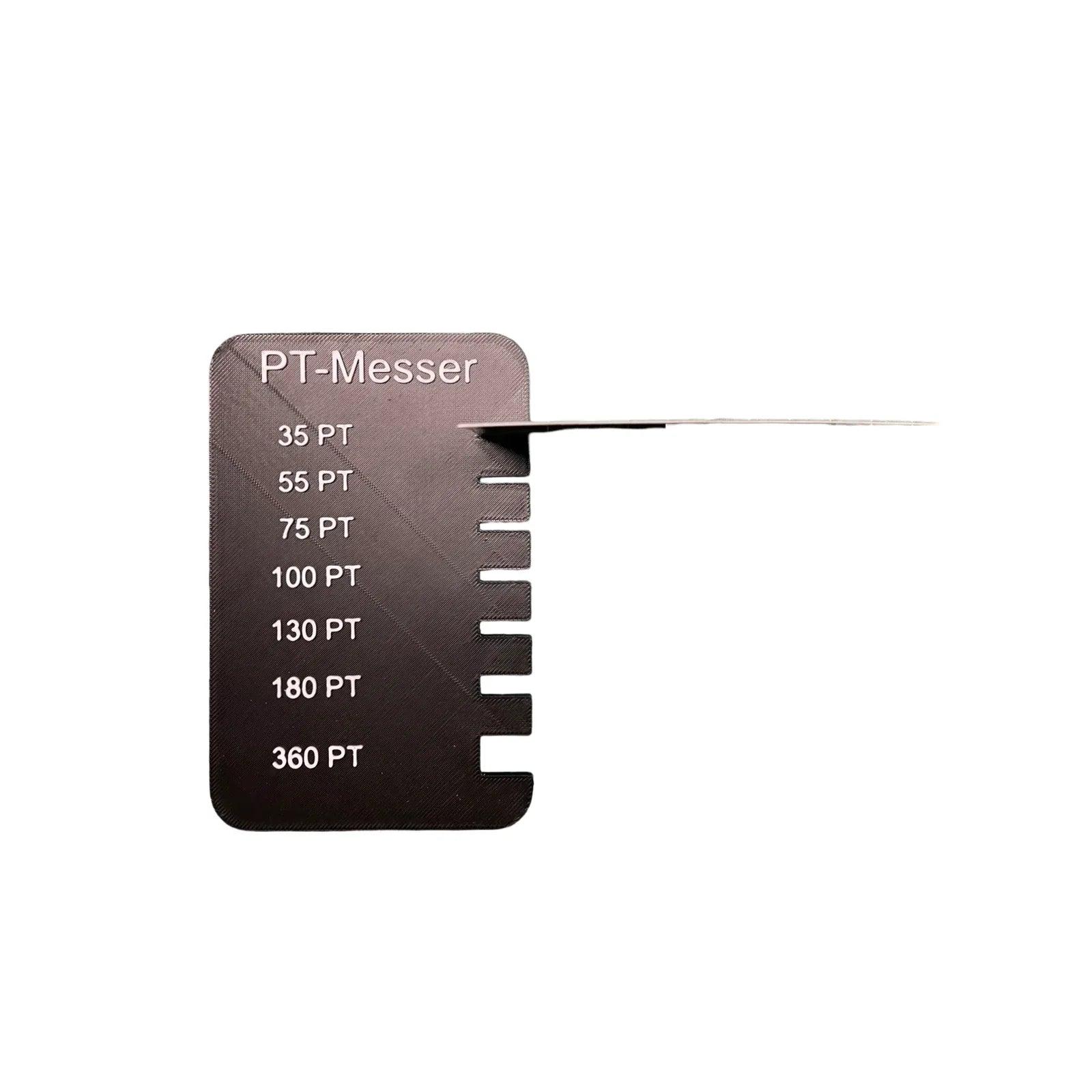 PT-Messer für Sammelkarten & TCG – Ermittle präzise die Kartenstärke in Point (PT) und finde den passenden Sleeve, Toploader oder Magnetic Holder. - Cardframes.de