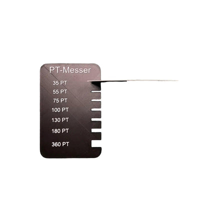PT-Messer für Sammelkarten & TCG – Ermittle präzise die Kartenstärke in Point (PT) und finde den passenden Sleeve, Toploader oder Magnetic Holder. - Cardframes.de