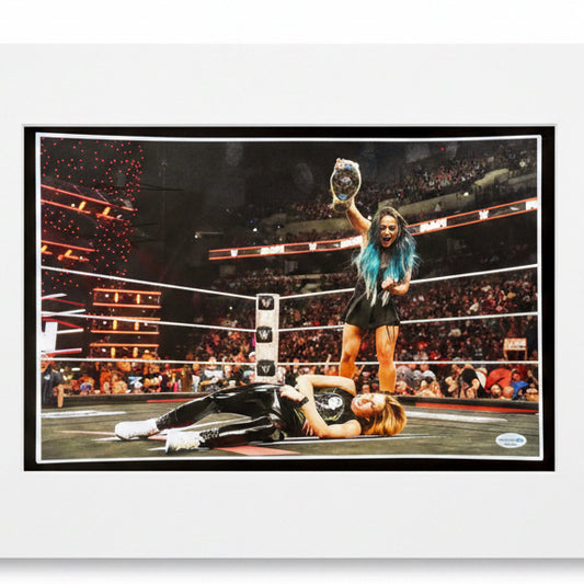 Lyra Valkyria Signed WWE 11x17 Photo (ACOA) – Mit Championship Titel - Cardframes.de